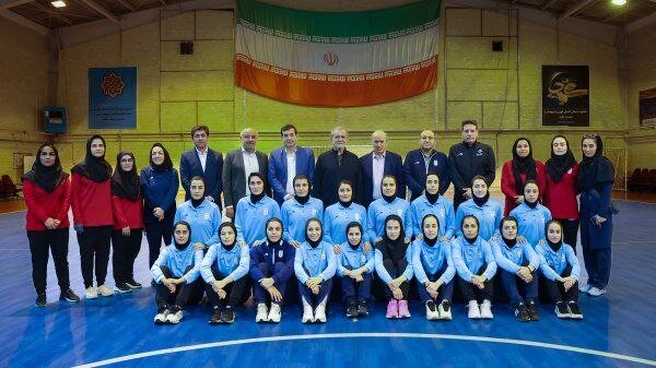 ببینید| عکس یادگاری پزشکیان با تیم ملی فوتسال بانوان ببینید| عکس یادگاری پزشکیان با تیم ملی فوتسال بانوان