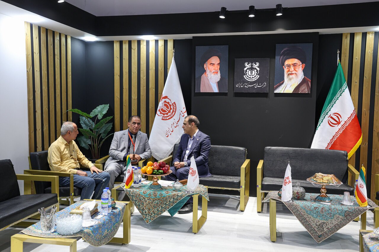 بازدید تجار و بازرگانان خارجی از غرفه شرکت ملی صنایع مس ایران بازدید تجار و بازرگانان خارجی از غرفه شرکت ملی صنایع مس ایران