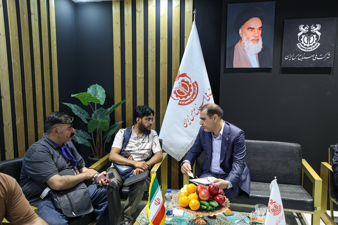 بازدید تجار و بازرگانان خارجی از غرفه شرکت ملی صنایع مس ایران بازدید تجار و بازرگانان خارجی از غرفه شرکت ملی صنایع مس ایران