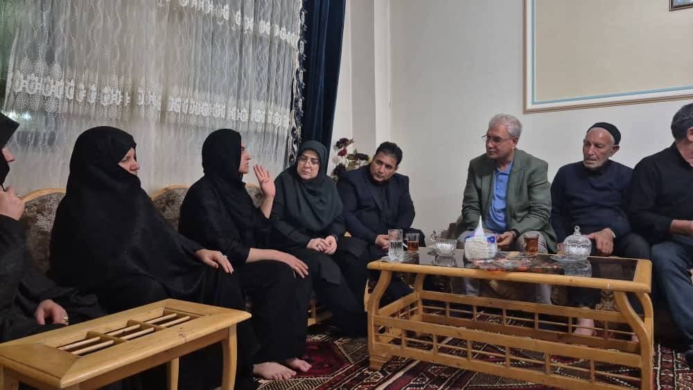 دیدار سخنگوی دولت و دستیار اجتماعی رئیس‌جمهور با خانواده الهه حسین‌نژاد