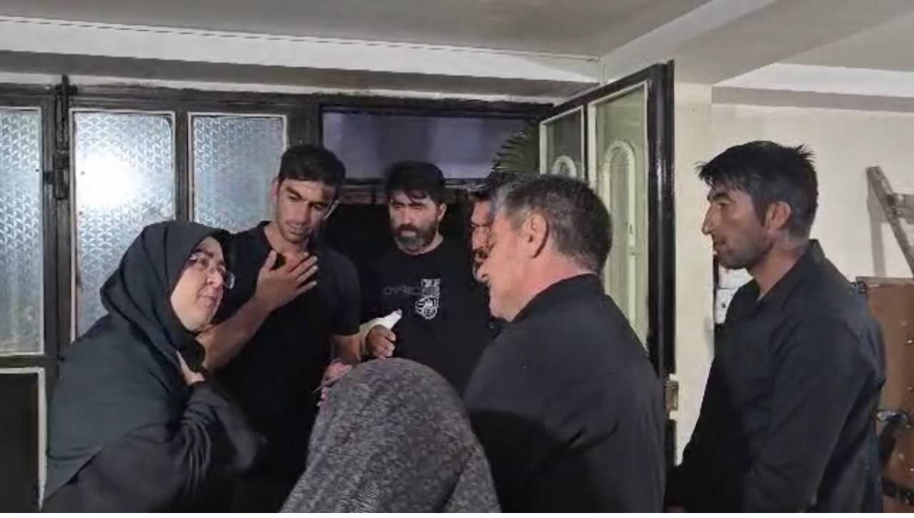 دیدار سخنگوی دولت و دستیار اجتماعی رئیس‌جمهور با خانواده الهه حسین‌نژاد