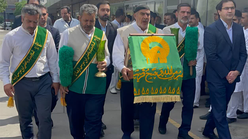 مراسم استقبال از خادمیاران رضوی و پرچم متبرک حرم امام رضا در شرکت داروسازی اسوه مراسم استقبال از خادمیاران رضوی و پرچم متبرک حرم امام رضا در شرکت داروسازی اسوه