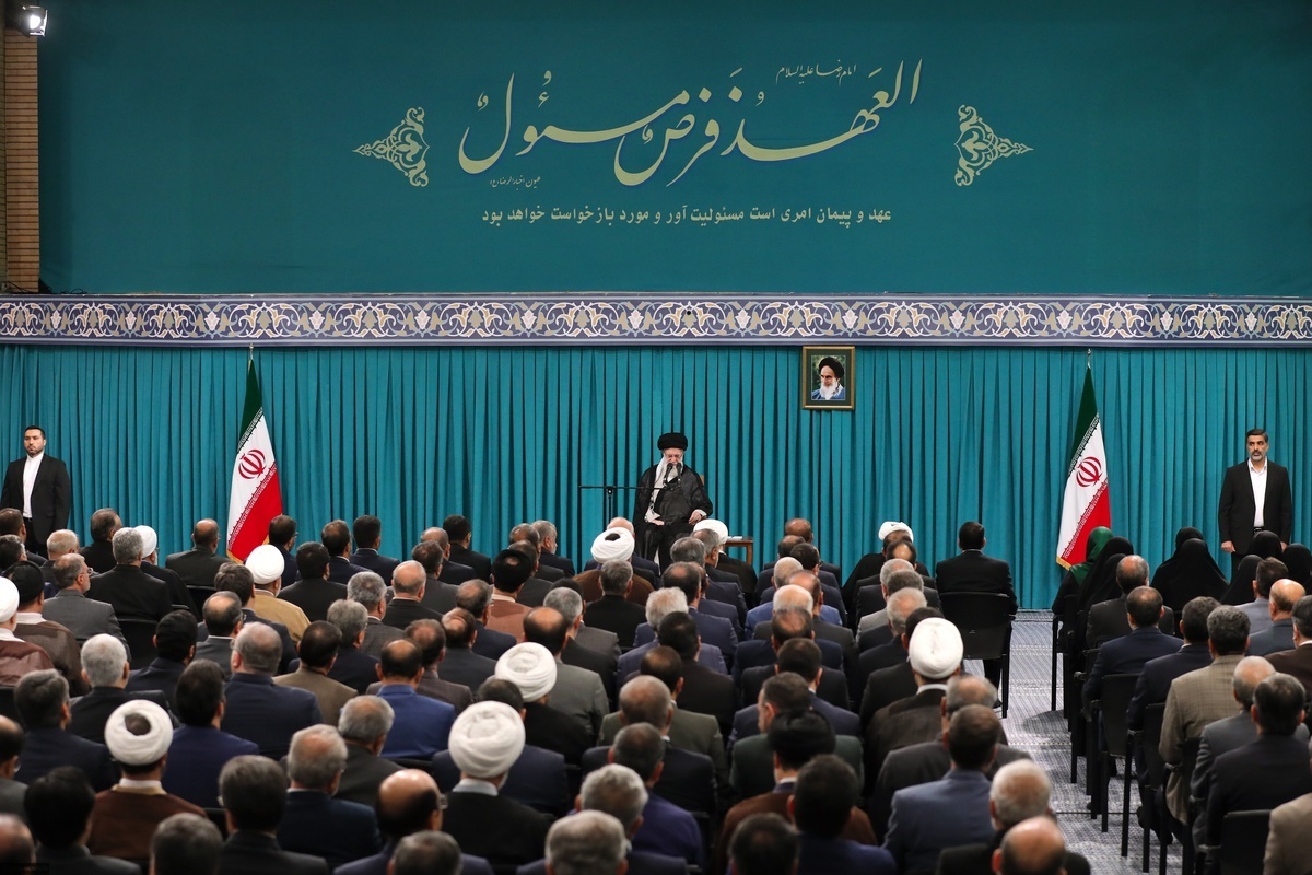 رهبر انقلاب: مجلس در لوایح اقتصادی کمتر دستکاری کند