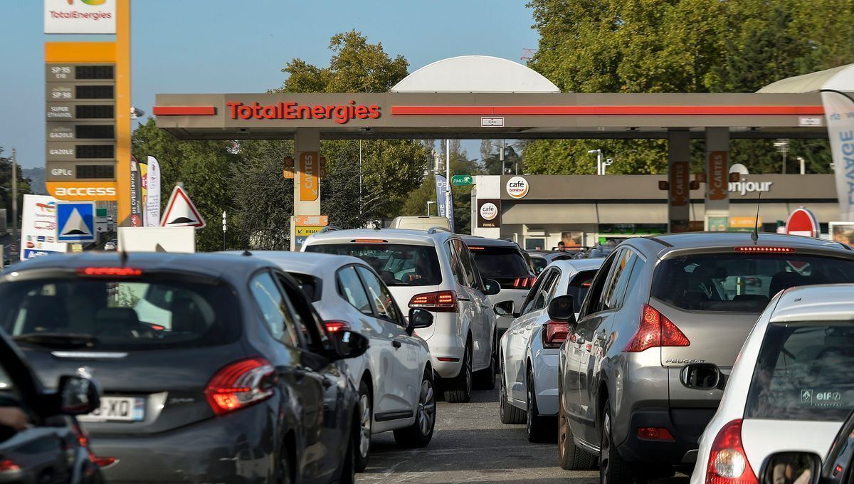 تعیین تکلیف دولت درباره سهمیه بنزین/ چرا صف پمپ‌بنزین‌ها هم‌چنان شلوغ است؟