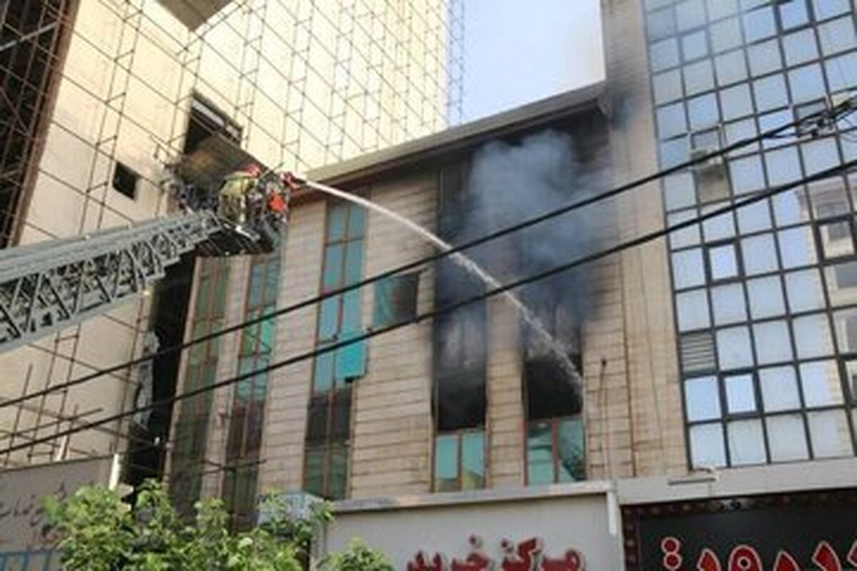 عکس/ حضور بانوان آتش نشان در عملیات اطفای حریق خیابان ستارخان