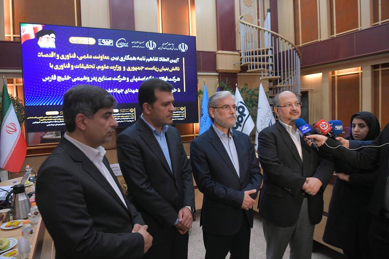 امضای تفاهم‌نامه همکاری معاونت علمی ریاست‌جمهوری و وزارت علوم با هلدینگ خلیج‌فارس / وزیر علوم: این تفاهم‌نامه از بهترین و بزرگ‌ترین تفاهم‌نامه‌ها در حوزه صنعت است/ شریعتمداری: ۹۷ طرح در صندوق CVC خلیج فارس در حال بررسی است