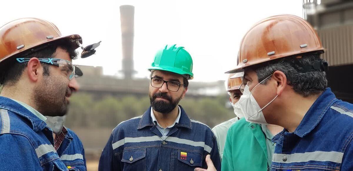 دیدار معاون منابع انسانی و امور اجتماعی فولاد خوزستان با کارکنان واحد موادرسانی در بخش فولادسازی