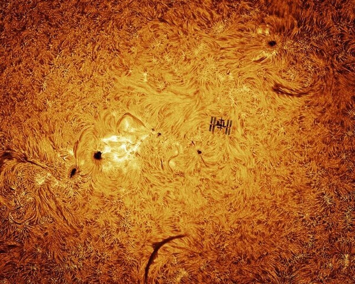 عکسی جالب از ایستگاه فضایی در دل یک شراره خورشیدی