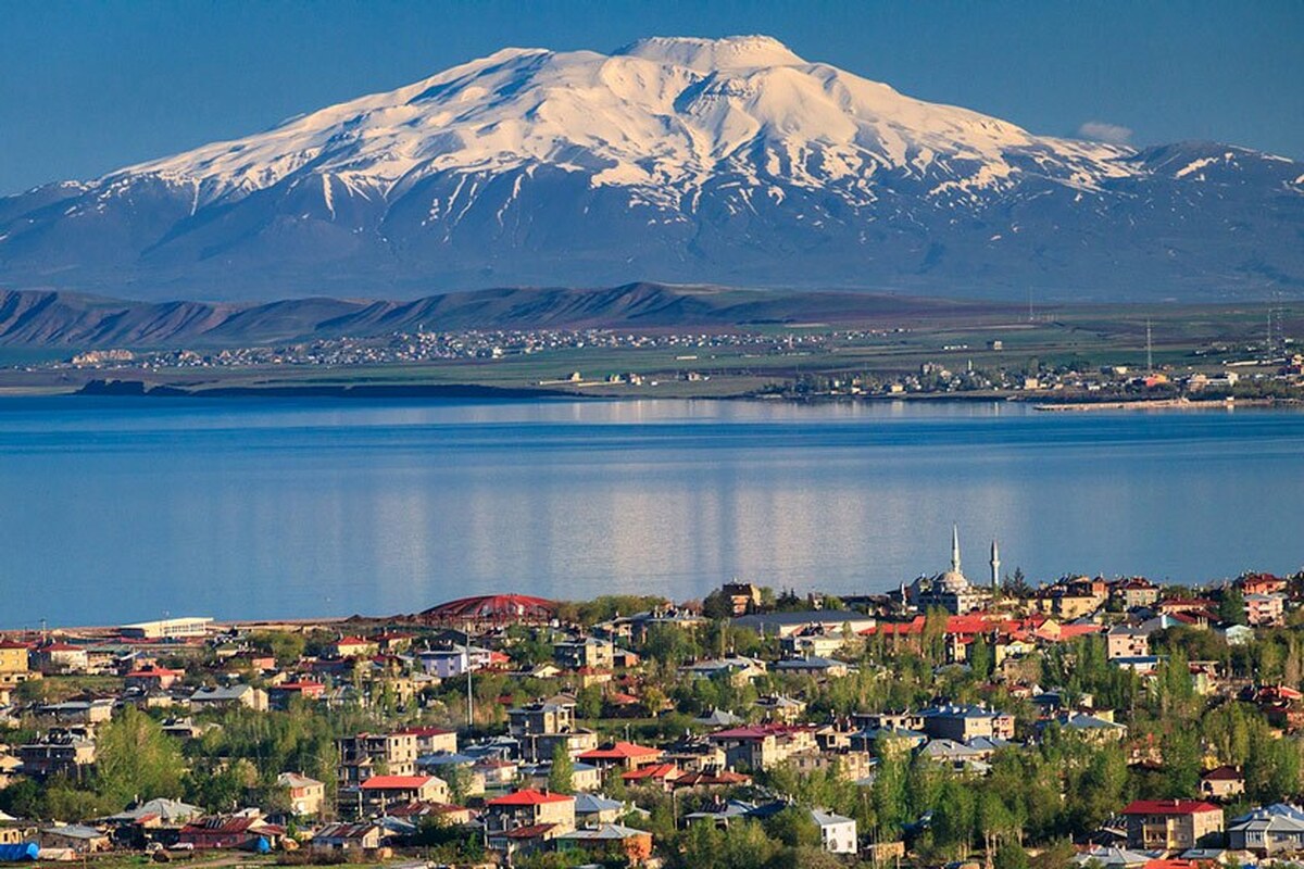 چرا دریاچه ارومیه خشک شده، اما وان ترکیه زنده است؟