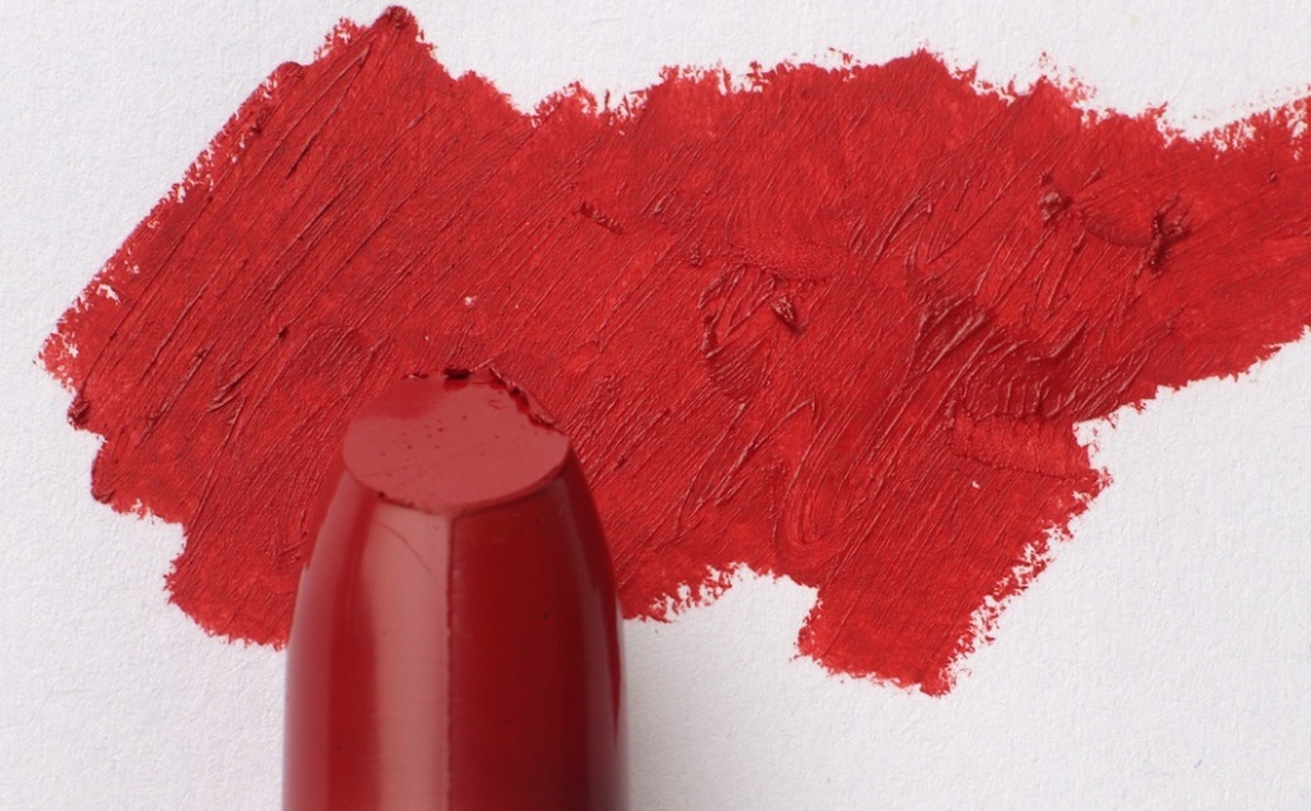 اثر رژ لب بر اقتصاد ایران/ چرا با تورم نزدیک به ۵۰ درصدی کافه‌ها شلوغند؟ + ویدئو