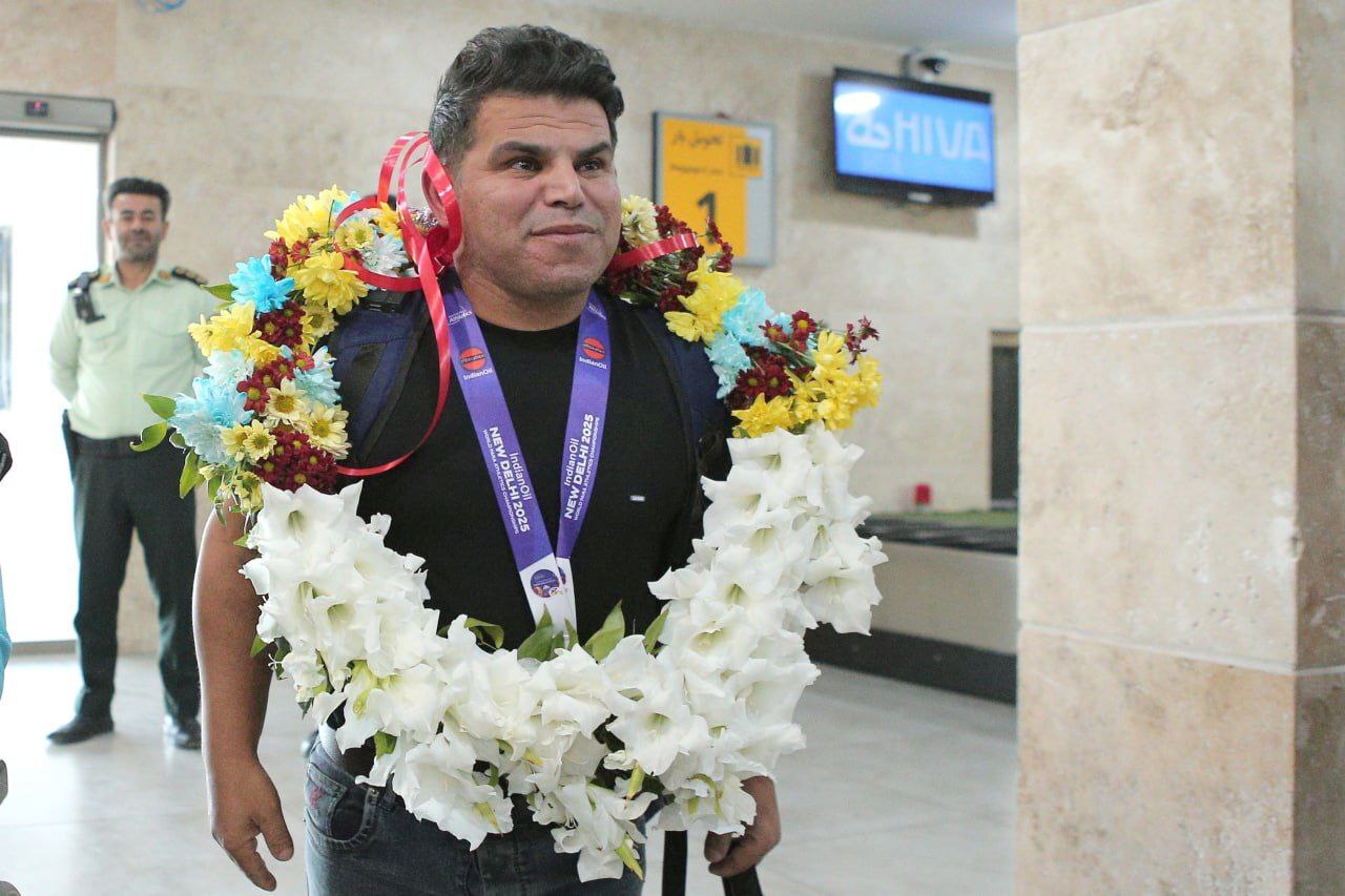 استقبال از قهرمان فولادی پرتاب نیزه جهان استقبال از قهرمان فولادی پرتاب نیزه جهان