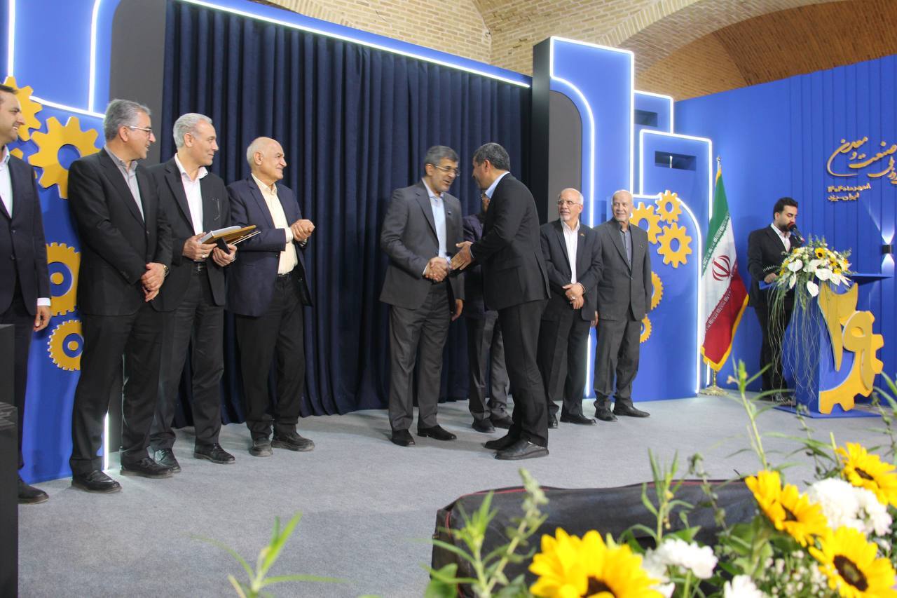 قدردانی استاندار یزد از مدیرعامل چادرملو قدردانی استاندار یزد از مدیرعامل چادرملو