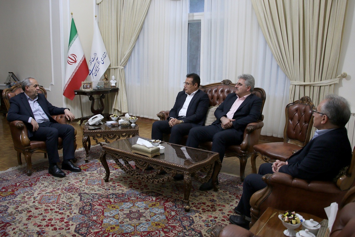 نشست مدیرعامل بیمه دانا و استاندار آذربایجان شرقی با محوریت توسعه همکاری‌ها و ارتقای خدمات بیمه‌ای