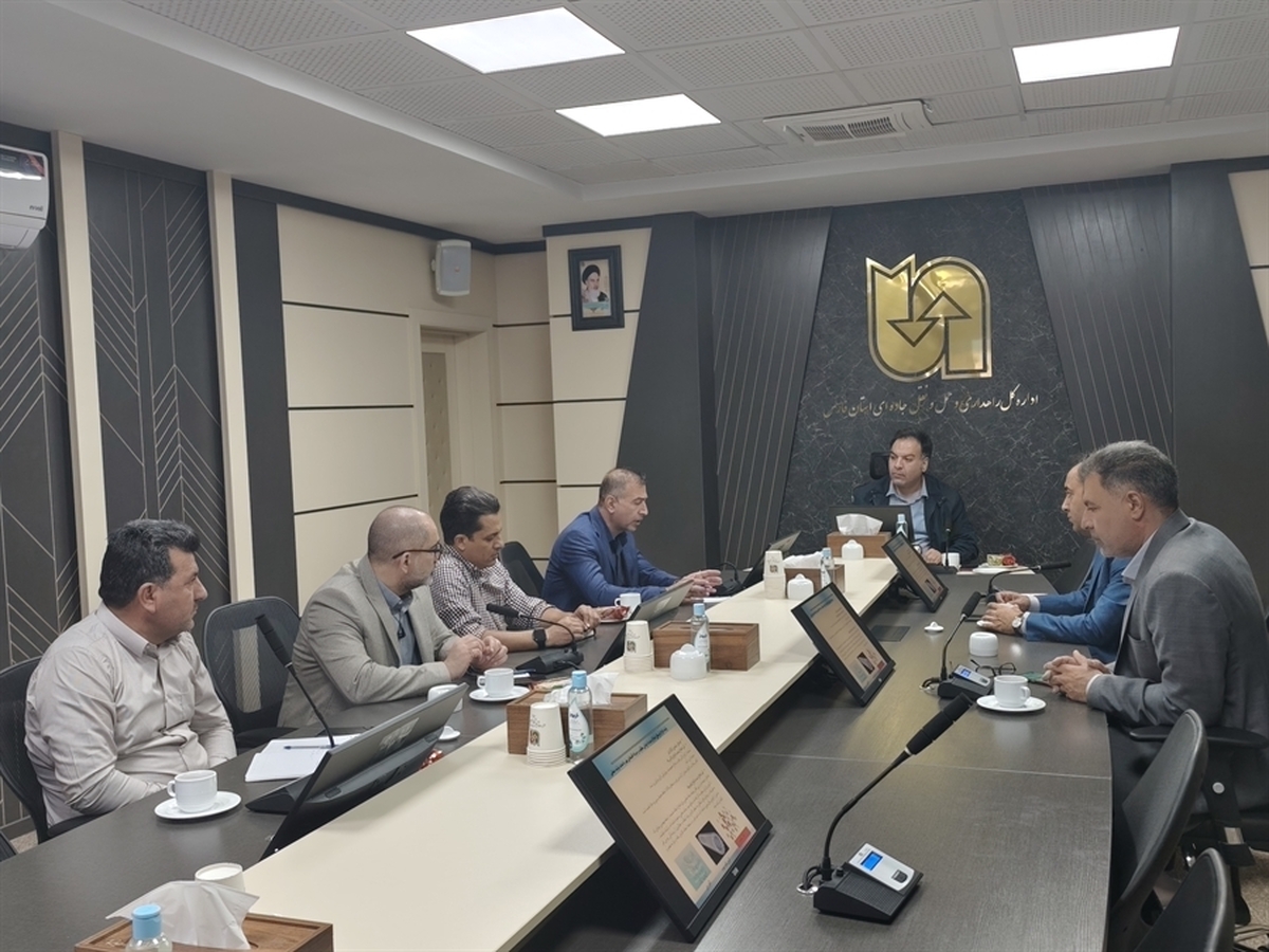 نشست بررسی قیرهای پلیمری و پودر لاستیکی با حضور مدیران سازمان راهداری و نفت پاسارگاد در استان فارس