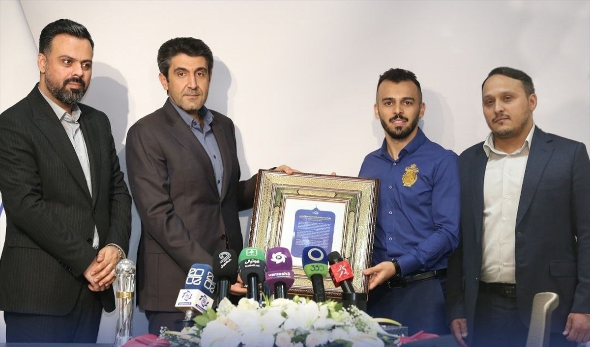 تقدیر از سالار آقاپور، بازیکن تیم فوتسال گهرزمین، به عنوان بهترین بازیکن فوتسال آسیا