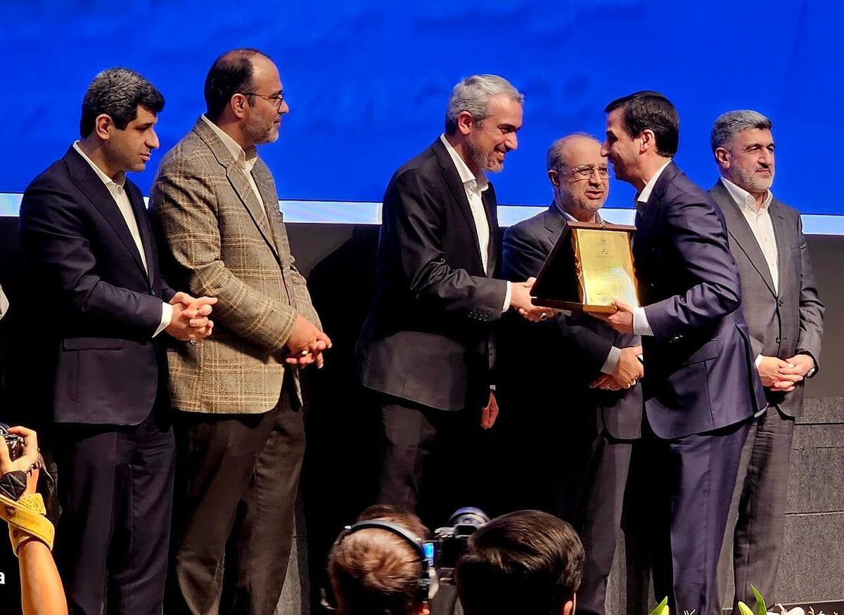  گواهی سپرده کالایی گندله چادرملو رونمایی شد / اهدای لوح افتخار برترین‌های بورس کالا به مدیرعامل چادرملو