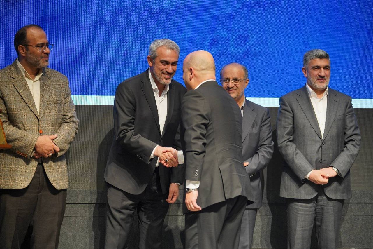 تقدیر از کرمان موتور در سومین همایش تجلیل از برترینهای بورس کالای ایران تقدیر از کرمان موتور در سومین همایش تجلیل از برترینهای بورس کالای ایران