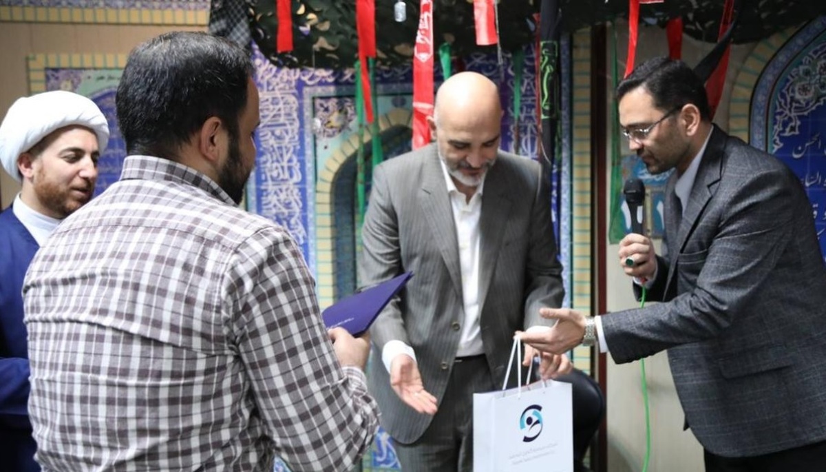 تقدیر از خانواده شهدا و همکاران ایثارگر در مراسمی با حضور مدیران عامل و کارکنان شرکت