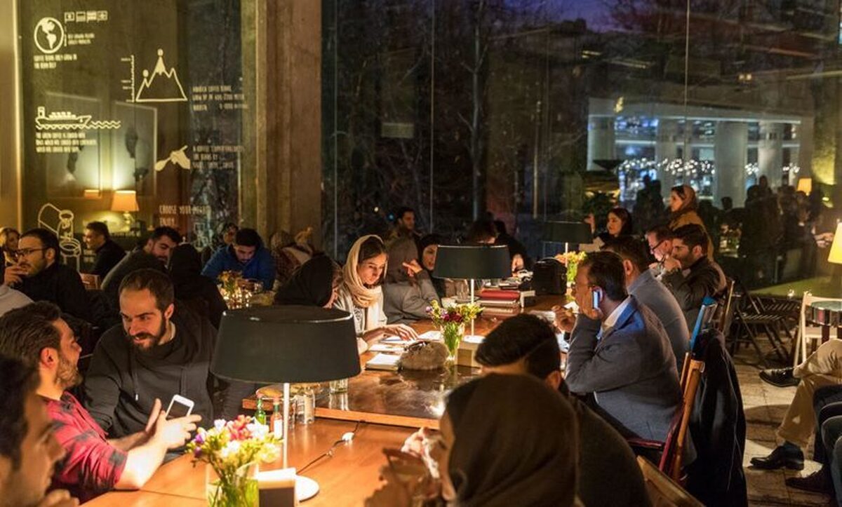 «رژ لب ایرانی»/ چرا در شرایط سخت اقتصادی، کافه و رستوران‌ها شلوغ شده‌اند؟