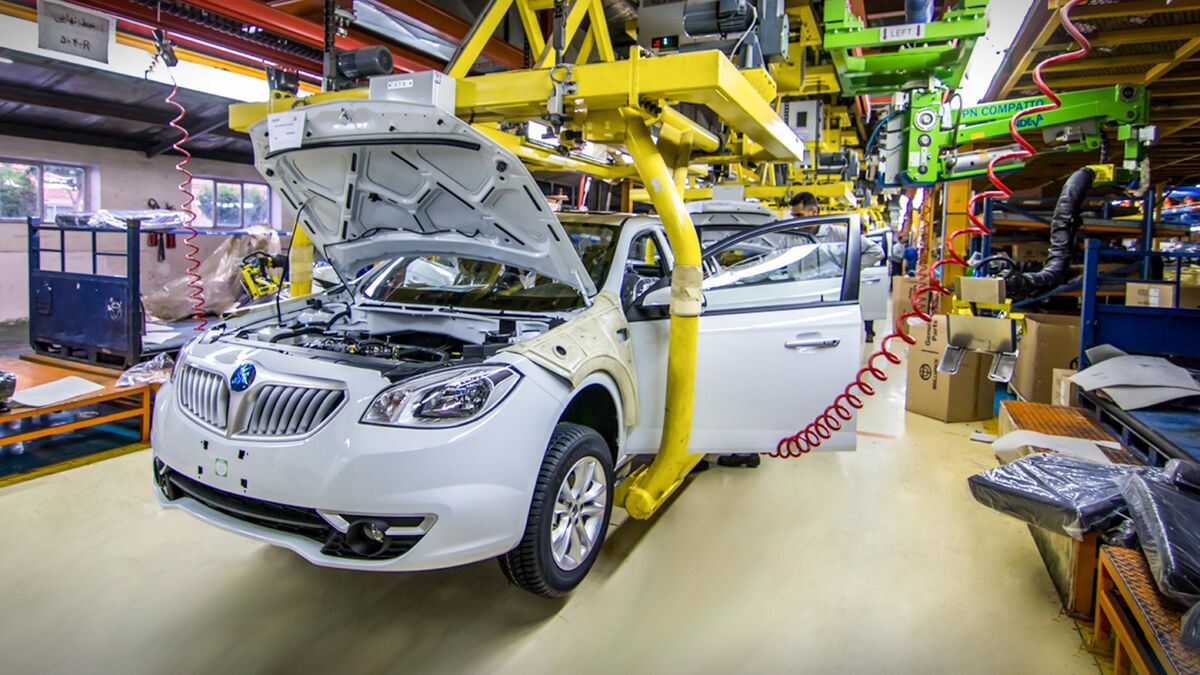 تراز منفی صنعت خودرو؛ نتیجه مونتاژکاری به جای تولید/ یک سوم ارز تخصیص یافته به خودرو، صرف واردات قطعه شده