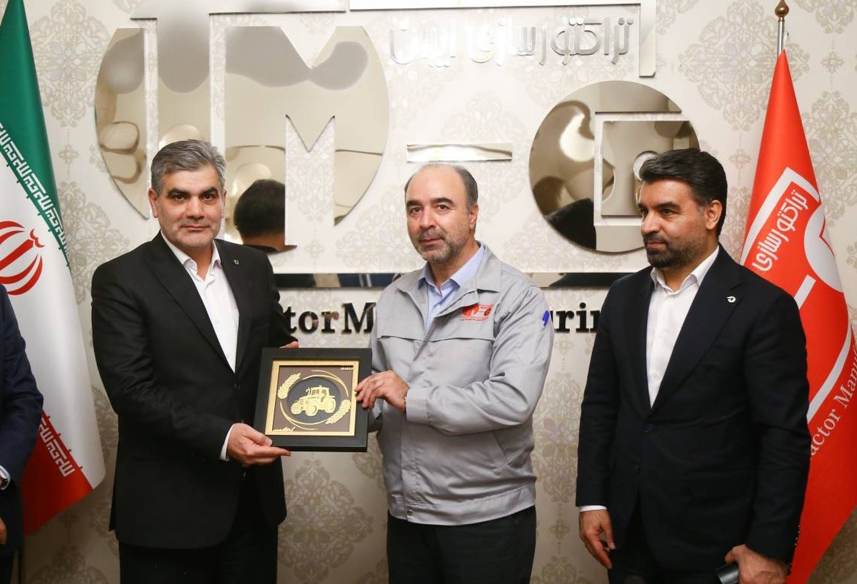تجلیل گروه صنعتی تراکتورسازی ایران از مدیرعامل بانک قرض‌الحسنه مهر ایران