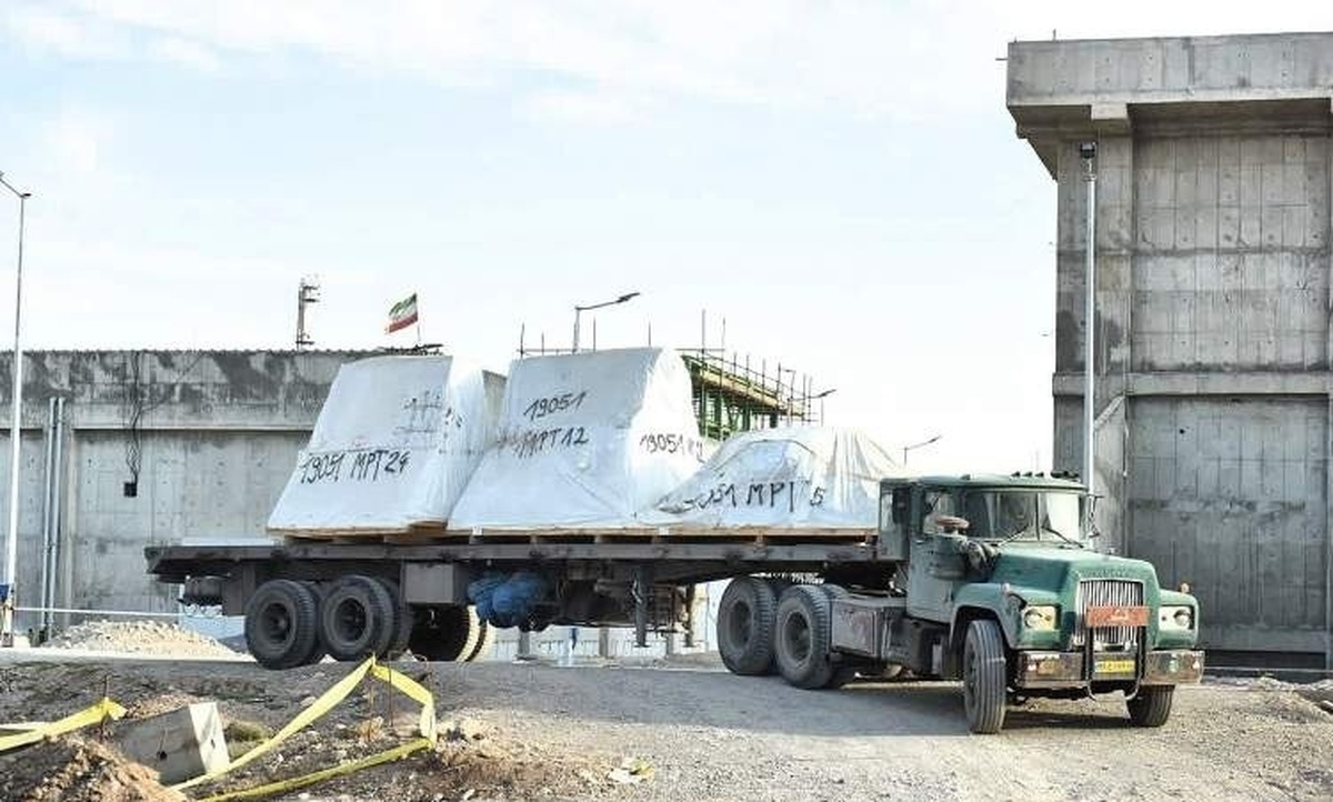 انتقال یکی از سنگین‌ترین تجهیزات پروژه پلی‌اتیلن سنگین پتروشیمی تبریز / سیستم بسته‌بندی گرانول وارد سایت شد