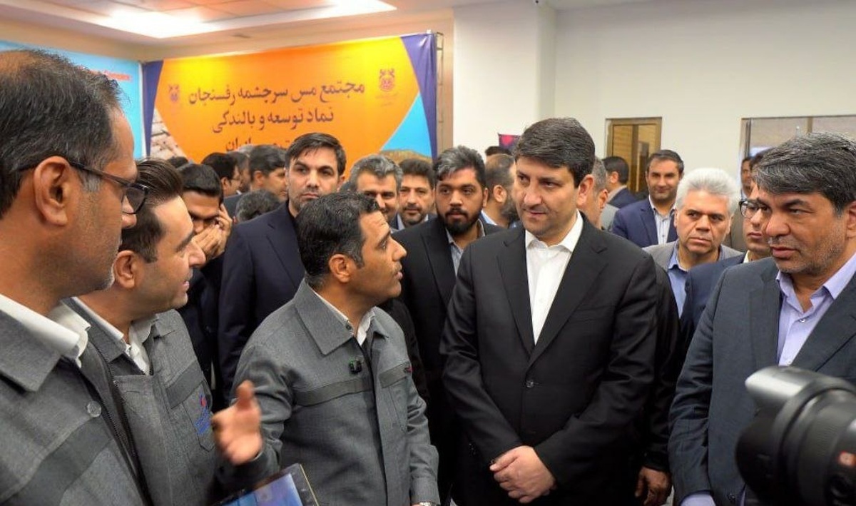 بازدید وزیر ارتباطات از غرفه شرکت گهرزمین