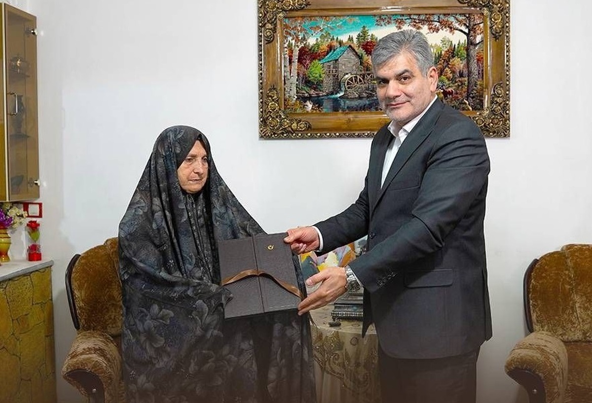 تجلیل مدیرعامل بانک قرض‌الحسنه مهر ایران از همسر شهید علی صمدزاده