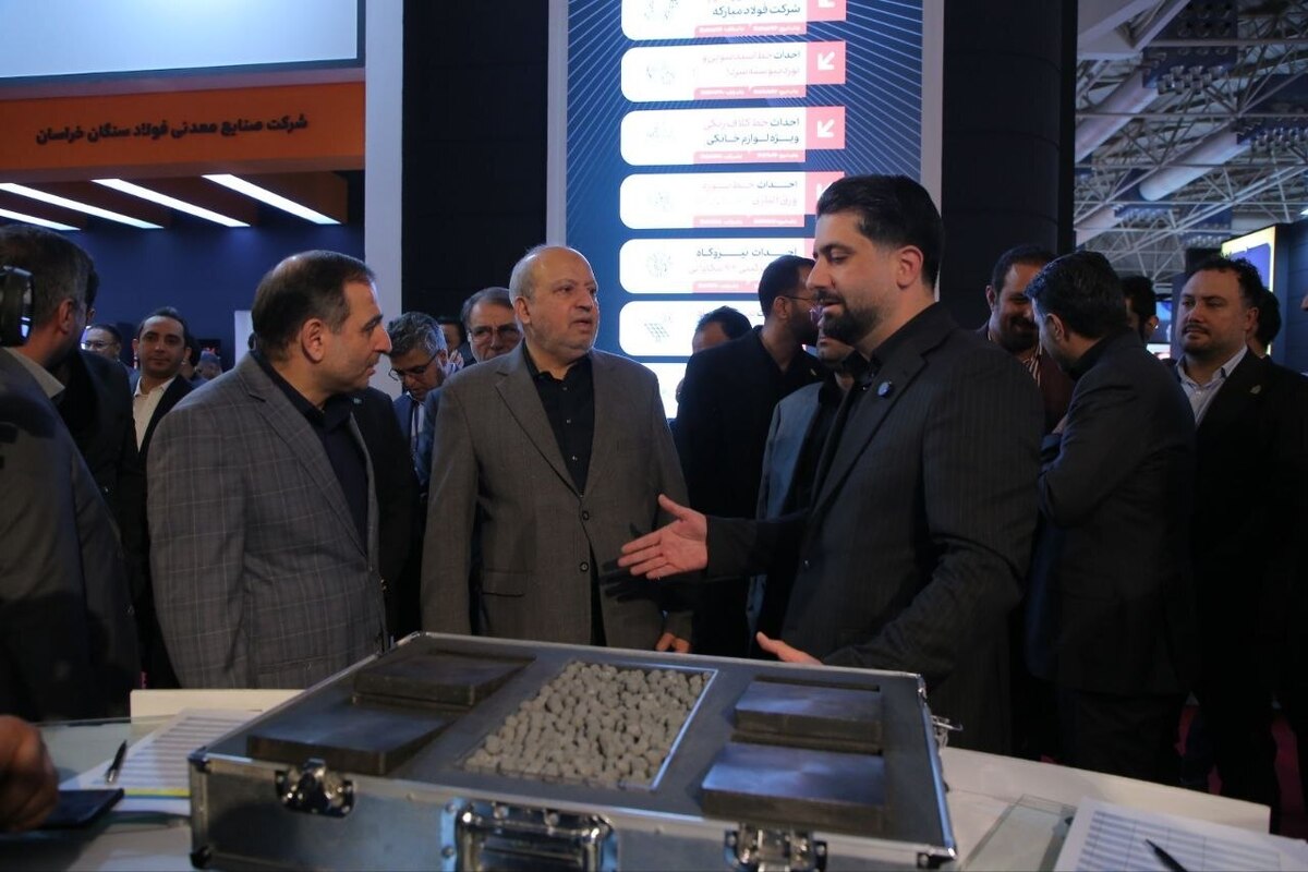 بازدید مدیرعامل شرکت سرمایه گذاری غدیر از غرفه فولاد غدیر نی‌ریز 