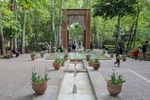 بوستان باغ ایرانی، با گل‌های لاله رنگارنگ