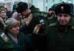 خداحافظی سربازان وظیفه ارتش روسیه با خانواده هایشان پیش از اعزام به خدمت نظامی/ رویترز