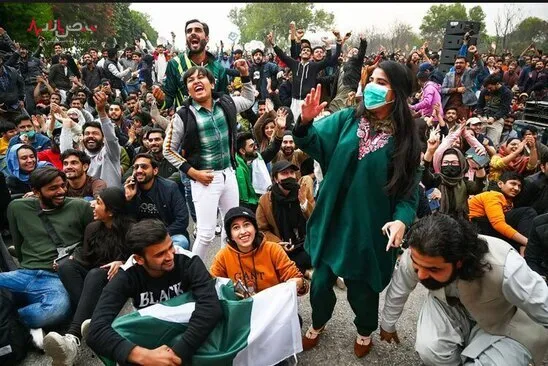تماشای گروهی بازی فینال جام جهانی کریکت بین دو تیم پاکستان و انگلیس از صفحه نمایشگری بزرگ در شهر اسلام آباد پاکستان/ خبرگزاری فرانسه 